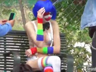 Tiener mikayla de clown shows vreemdeling haar doorboord tepels