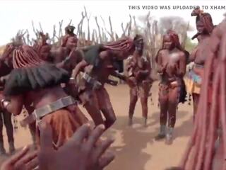 Africana himba mujeres baile y columpio su flaccidez tetitas alrededor